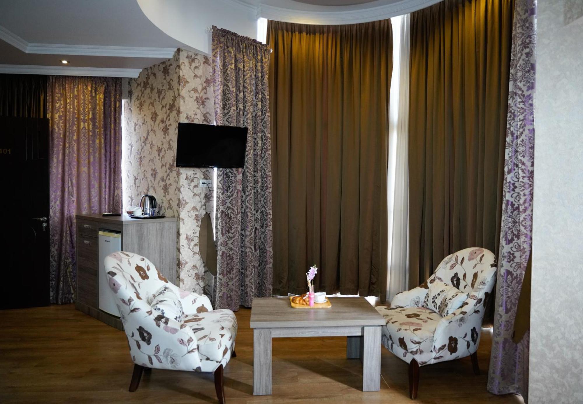 Hotel Monopoli Kutaisi Bagian luar foto