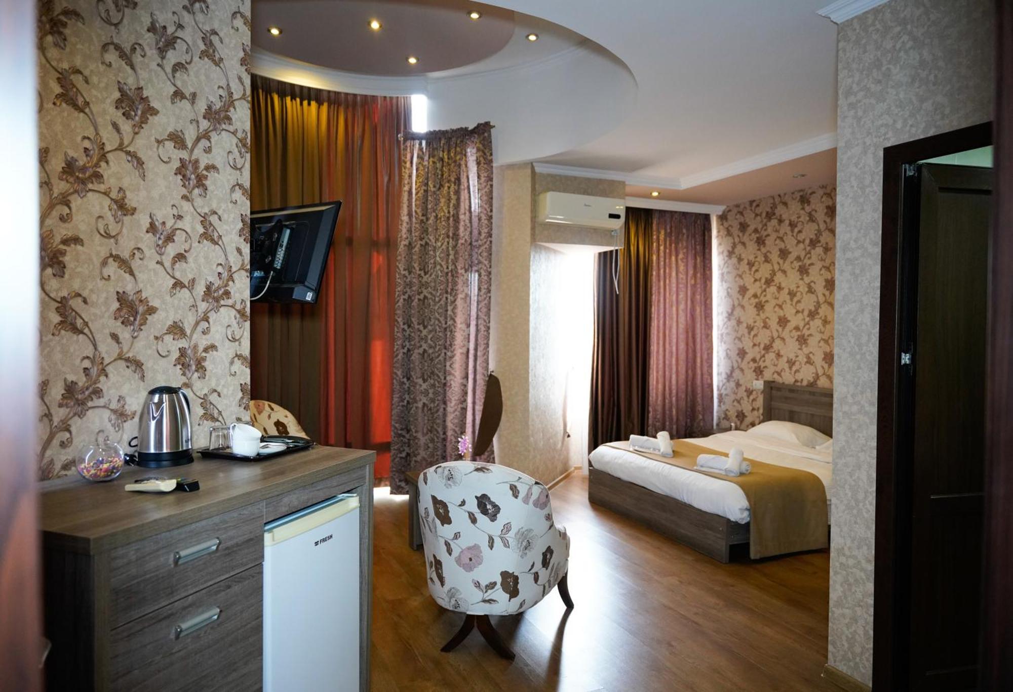 Hotel Monopoli Kutaisi Bagian luar foto