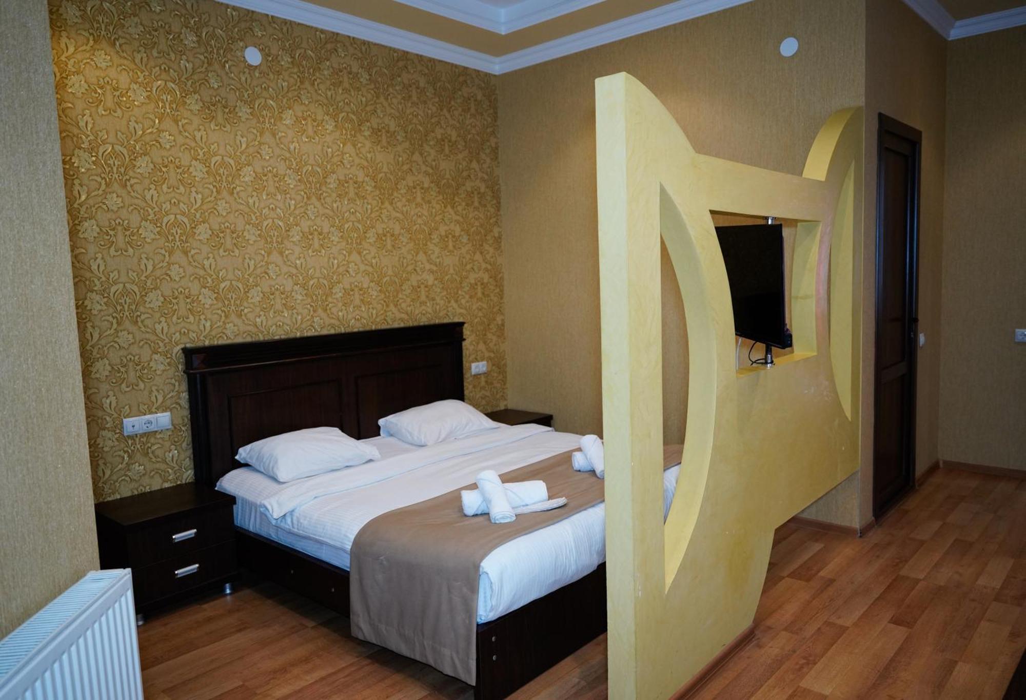 Hotel Monopoli Kutaisi Bagian luar foto