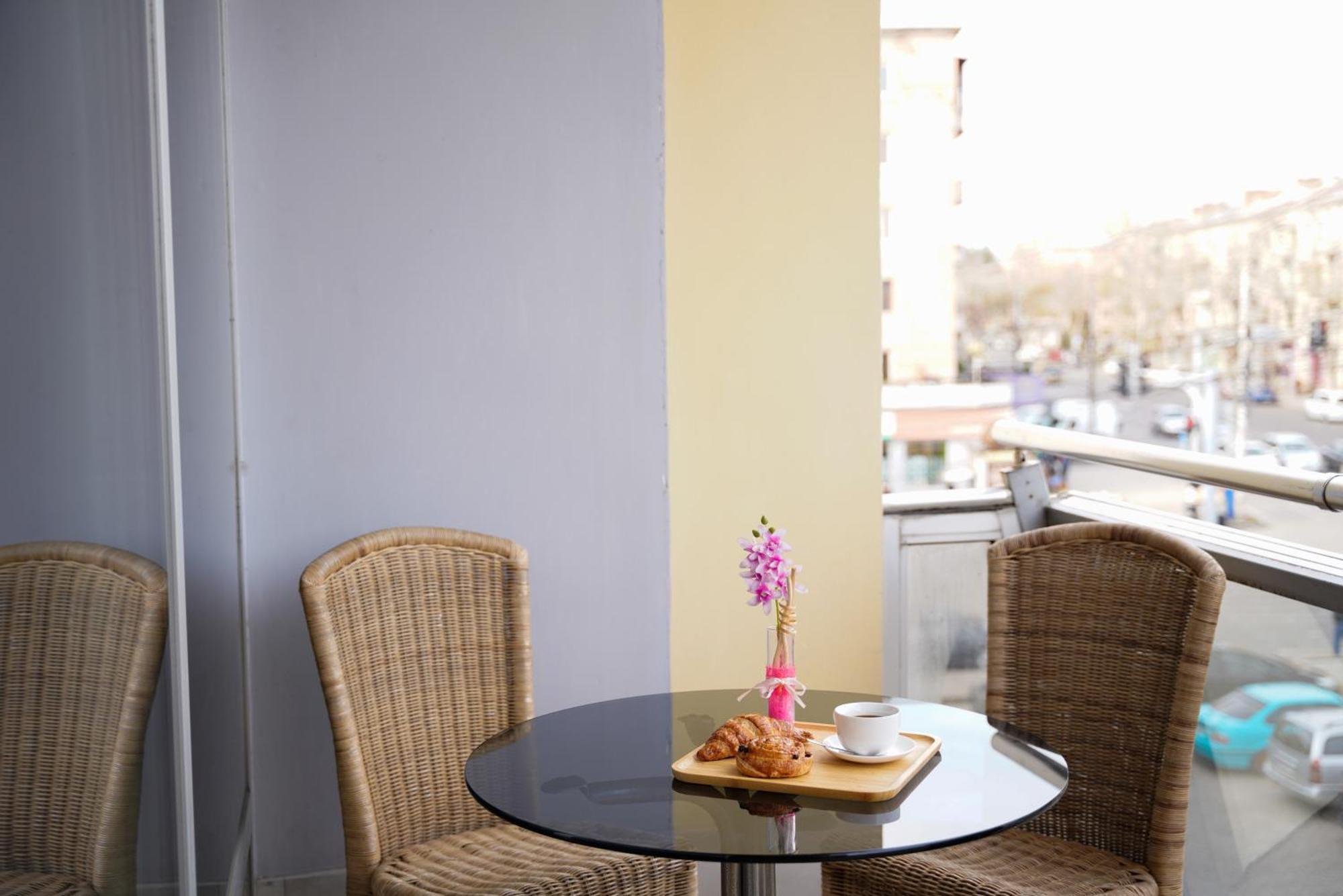 Hotel Monopoli Kutaisi Bagian luar foto